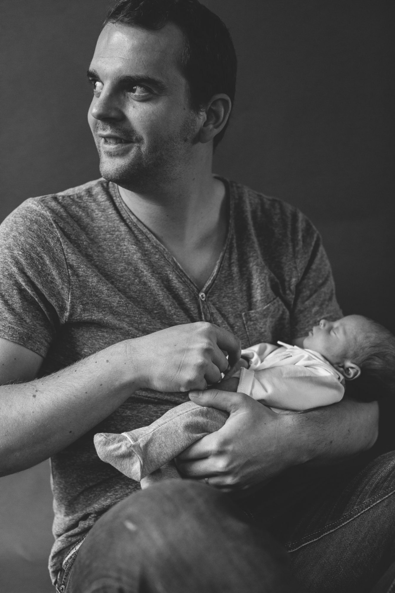 newborn papa fotoshoot zwart wit